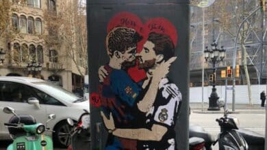 El 'circo' del Clásico: pintan a Ramos y Piqué besándose para pedir diálogo