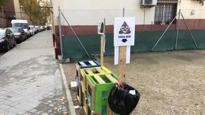Los vecinos que colocan sus propios cubos de reciclaje en el Madrid 'verde' de la cumbre