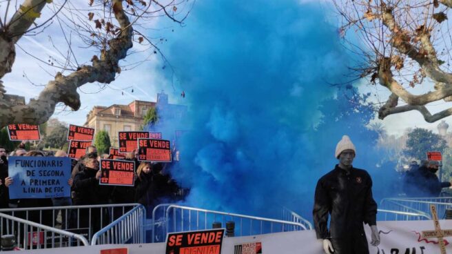 Los Mossos también piden equiparación: cobran 3.500 € menos al año que los Bomberos Funcionarios de la Policía de la Generalitat, concentrados este miércoles ante el 'Parlament'.