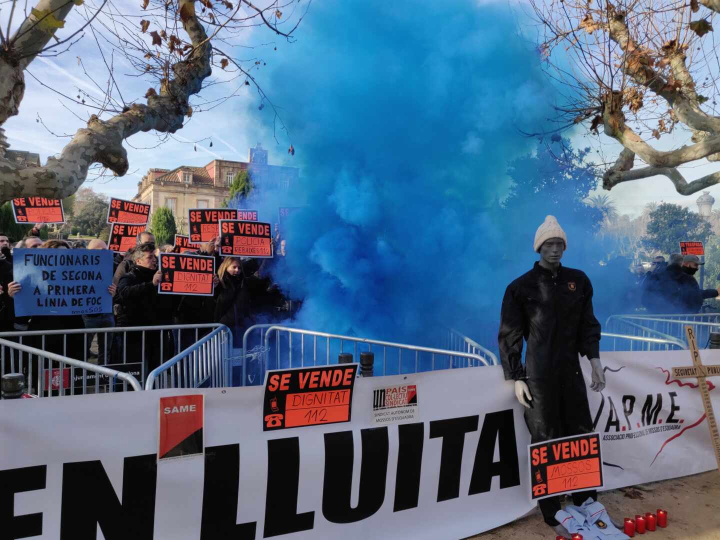 Funcionarios de la Policía de la Generalitat, concentrados este miércoles ante el 'Parlament'.