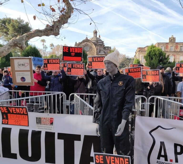 Decenas de Mossos d'Esquadra reclaman mejoras laborales ante el Parlament