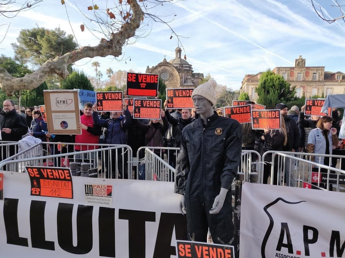 Decenas de Mossos d'Esquadra reclaman mejoras laborales ante el Parlament