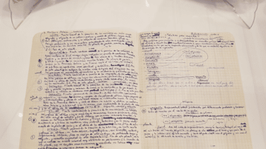 "Crítico y de ironía fina": Hacen públicos 23 manuscritos de Camilo José Cela