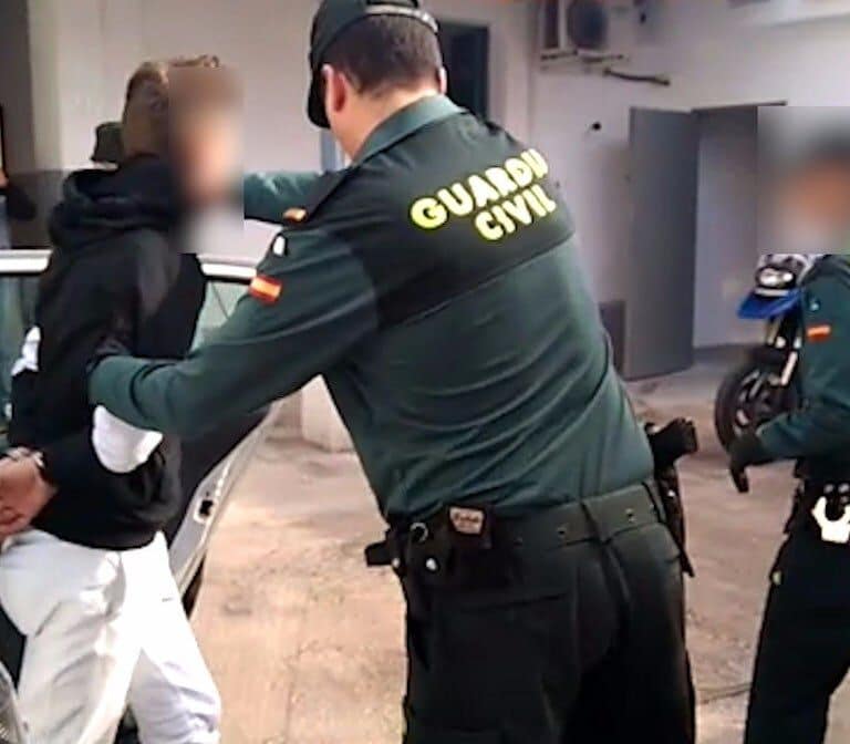 Calabozos desbordados y guardias eternas, el panorama diario en la Fiscalía de Menores de Madrid