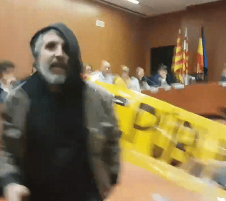 La salvaje agresión de un CDR a un militante de Cs: "Tuvimos miedo. Estaba fuera de sí"