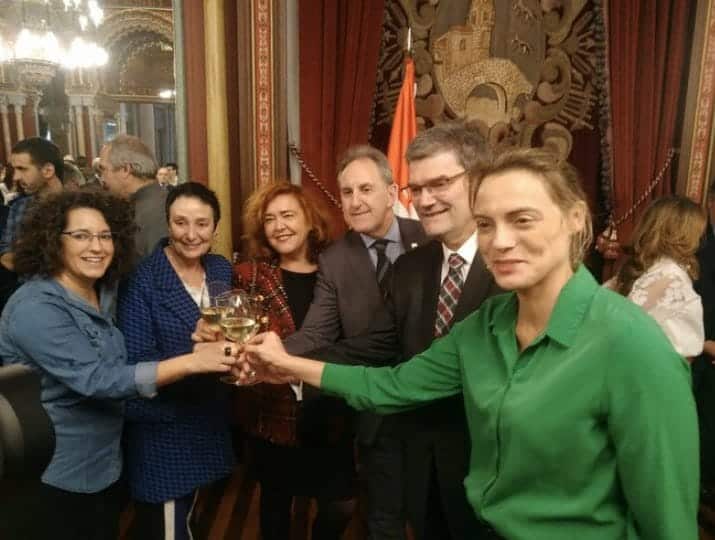 González, de verde, brinda durante el acto con motivo de la Navidad celebrado en el Ayuntamiento de Bilbao.