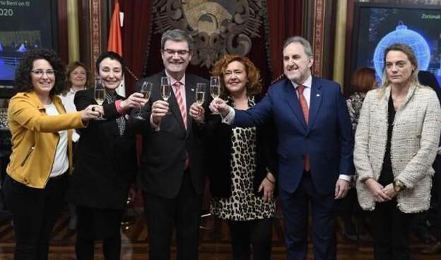 Raquel González, a la derecha de la imagen, sin copa ni sonrisa.