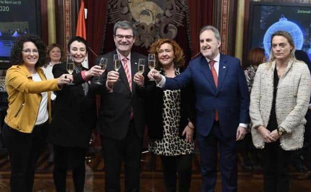 Raquel González, a la derecha de la imagen, sin copa ni sonrisa.