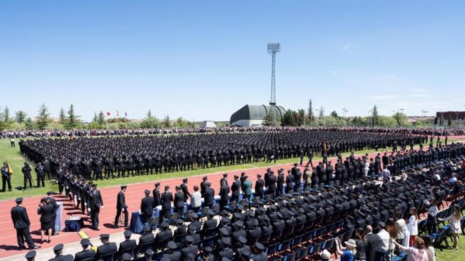 Policías nacionales, en un acto de graduación en la Escuela de Ávila.