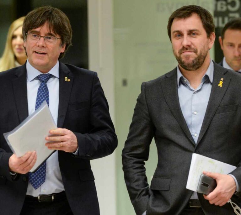Puigdemont y Comin renuncian al Parlament para completar su acceso a la Eurocámara