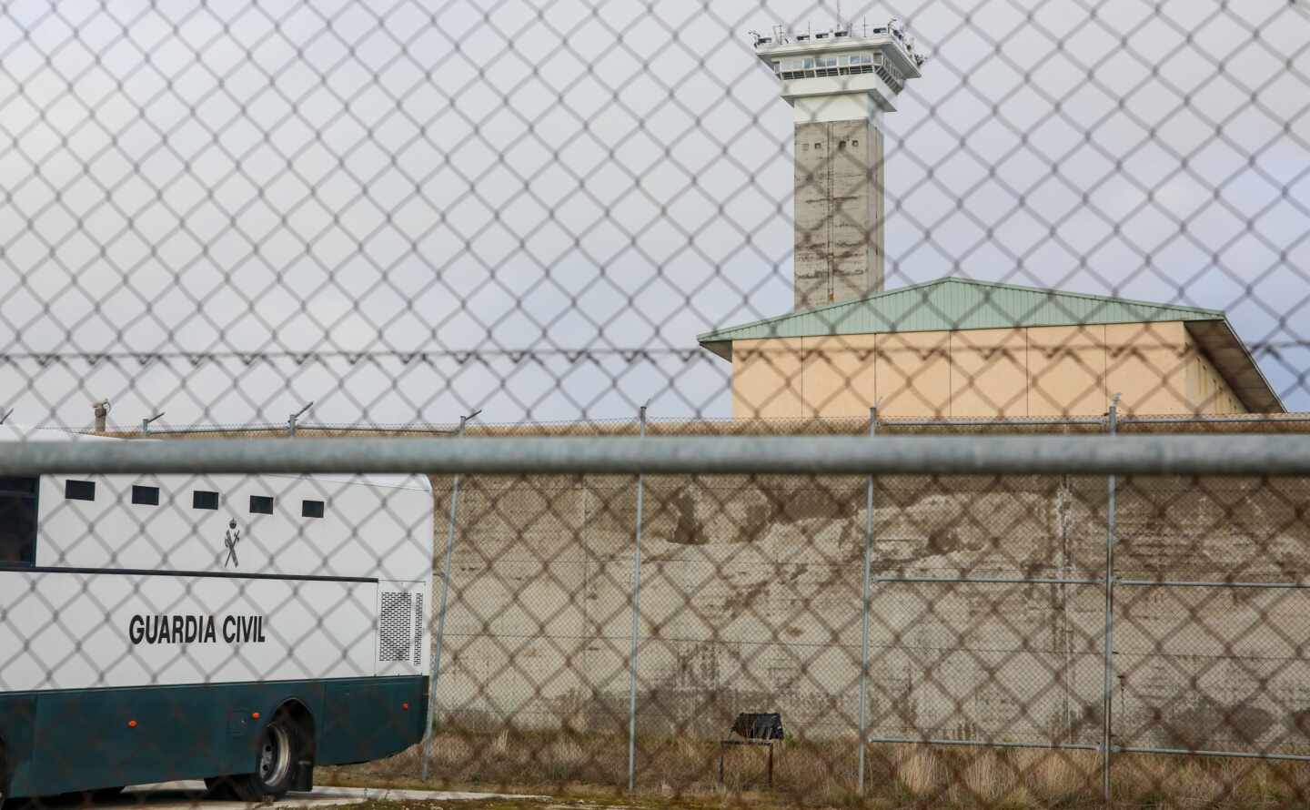 Un autobús de la Guardia Civil, en el centro penitenciario de Soto del Real (Madrid).