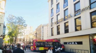 Un microbús se empotra contra un Zara en Sevilla y causa varios heridos