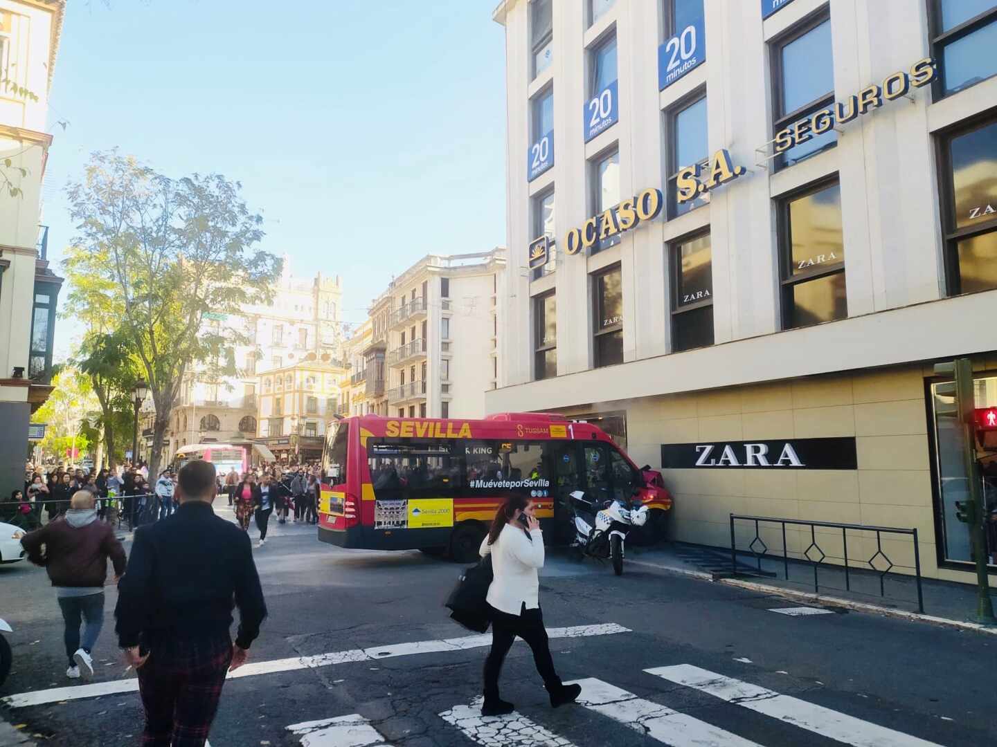 Un microbús se empotra contra un Zara en Sevilla y causa varios heridos