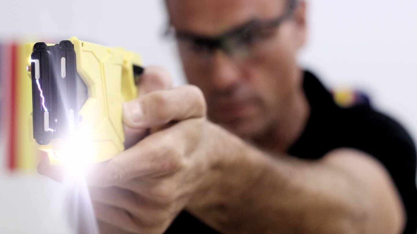 Un policía instructor, haciendo una demostración del funcionamiento de la pistola eléctrica.