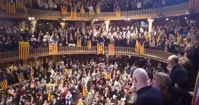 El Palau de la Música se convierte en un templo independentista con pancartas y esteladas