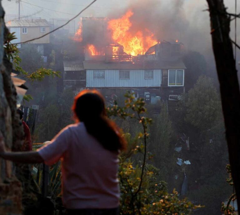 "Alguien quiere ver destruido Valparaíso": el lamento del alcalde ante la oleada de incendios