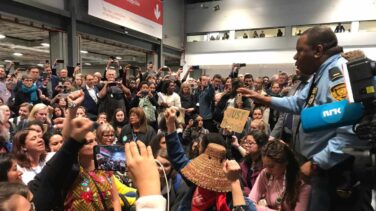 Una protesta de activistas obliga a cerrar un pabellón de la Cumbre del Clima