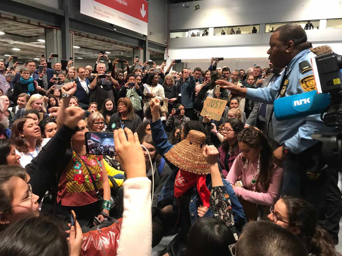 Una protesta de activistas obliga a cerrar un pabellón de la Cumbre del Clima