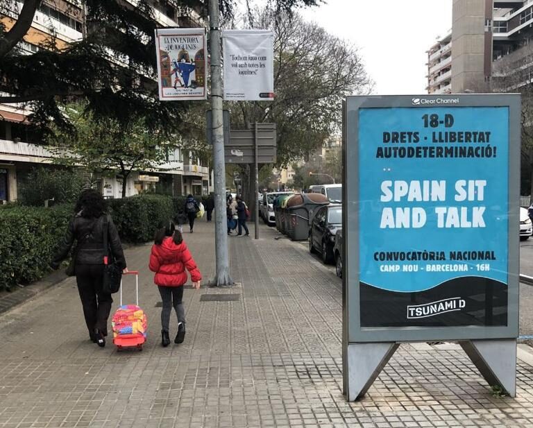 Barcelona se desmarca de la publicidad de Tsunami en sus marquesinas