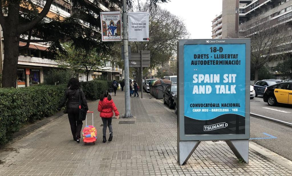 Barcelona se desmarca de la publicidad de Tsunami en sus marquesinas