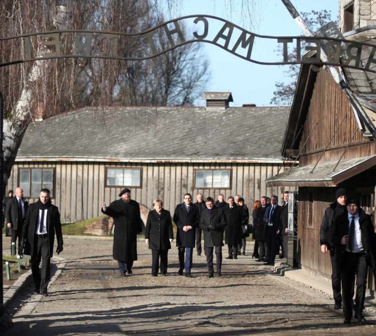 Merkel entra en Auschwitz
