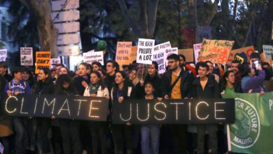 Greta abandona la Marcha y se sube a un coche eléctrico rumbo al final de la manifestación