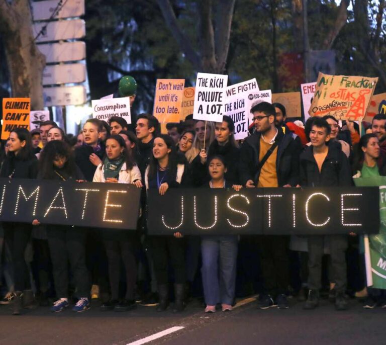 Greta abandona la Marcha y se sube a un coche eléctrico rumbo al final de la manifestación