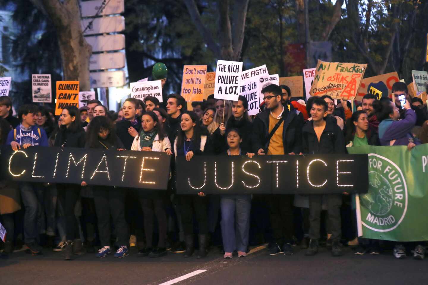 Greta abandona la Marcha y se sube a un coche eléctrico rumbo al final de la manifestación