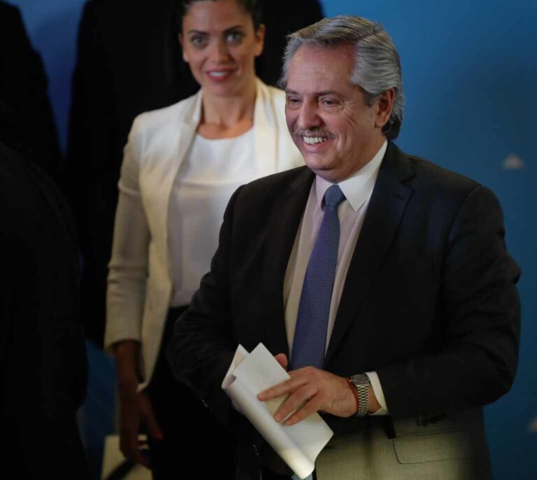 El presidente de Argentina da positivo en Covid tras recibir la primera dosis de la vacuna Sputnik V