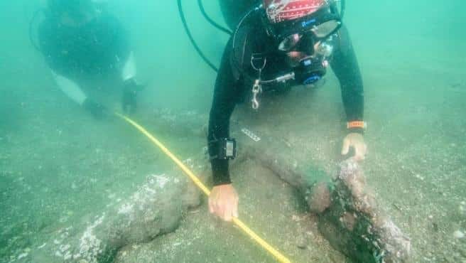 Fotografía cedida este lunes por el Instituto Nacional de Antropología e Historia (INAH) de investigadores mexicanos descubriendo dos anclas de hierro en las costas de Veracruz (México), presumiblemente en el lugar en que el conquistador español Hernán Cortés hundió sus barcos hace 500 años.