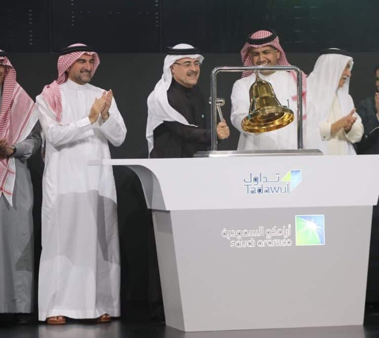Aramco, la mayor empresa del mundo, debuta en bolsa con alzas del 10%