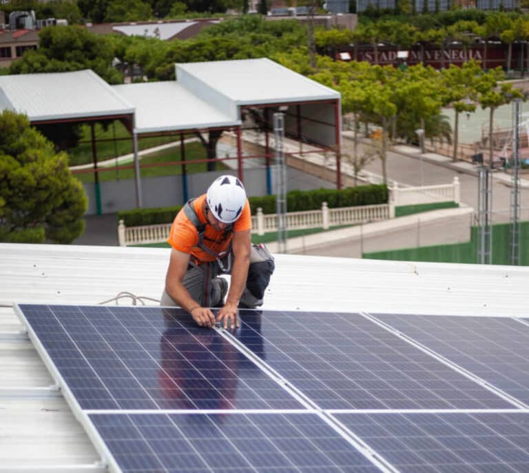 Las eléctricas se lanzan a comprar a clientes la luz que les 'sobra' sin esperar a la nueva ley