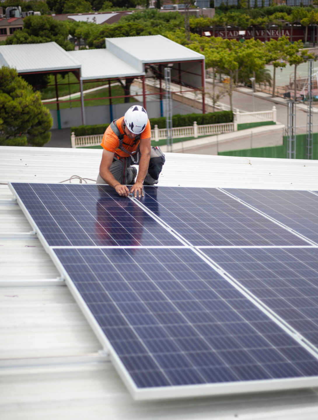 Instalación de paneles fotovoltaicos para autoconsumo.