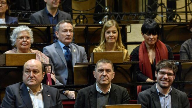 Andoni Ortuzar, Arnaldo Otegi y Lander Martínez, durante un homenaje a los lehendakaris del Gobierno vasco en el exilio.