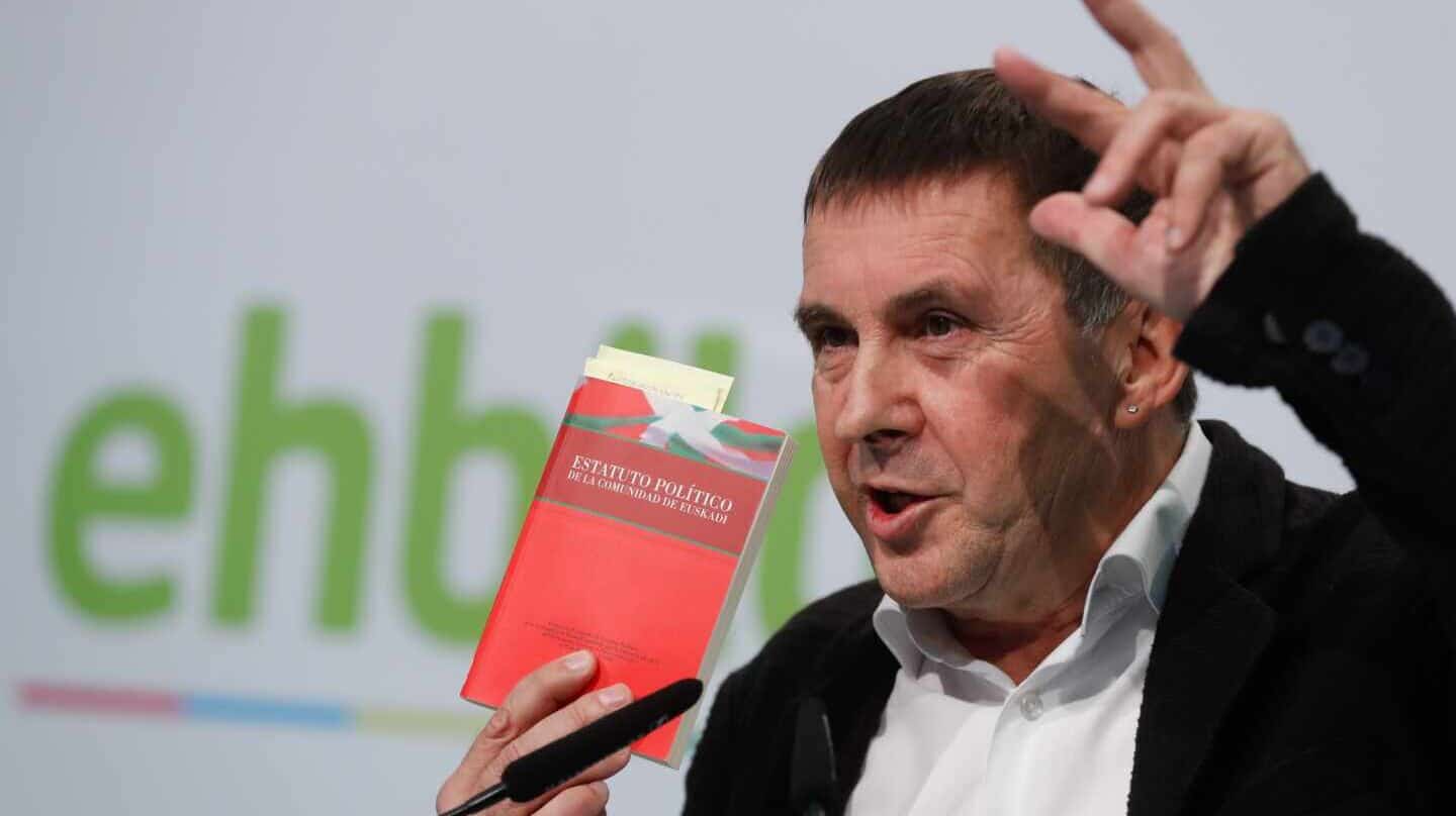 Arnaldo Otegi muestra un ejemplar del 'Plan Ibarretxe' durante una comparecencia ante los medios.