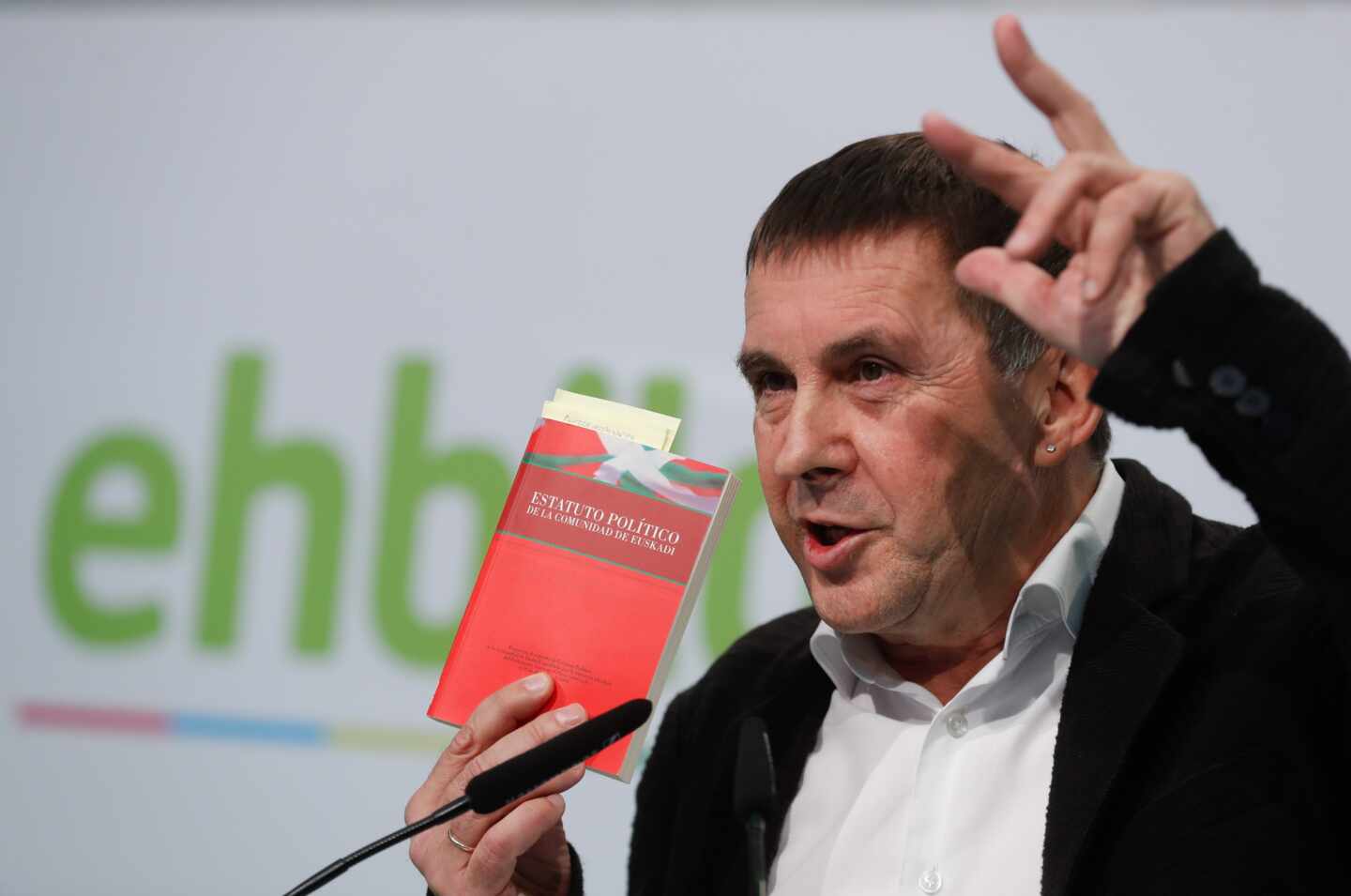 Arnaldo Otegi muestra un ejemplar del 'Plan Ibarretxe' durante una comparecencia ante los medios.