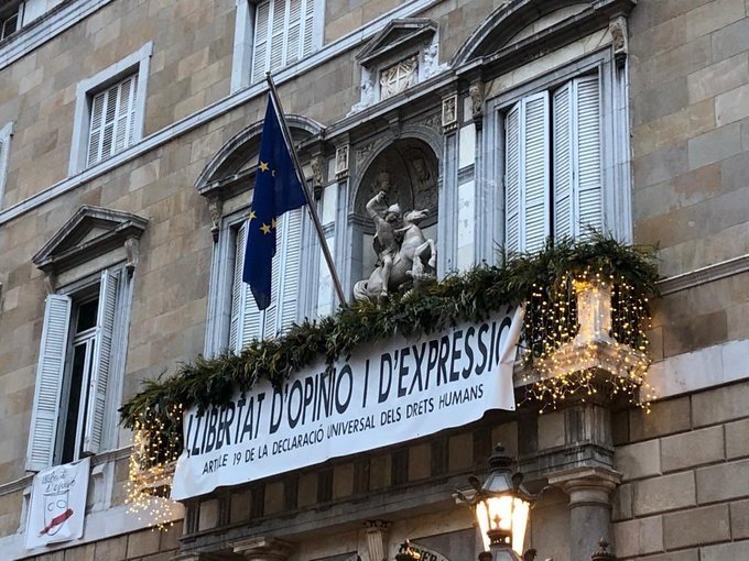 Torra cuelga la bandera de Europa en la Generalitat tras la sentencia del TJUE