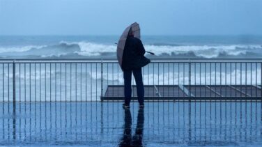 El viento, la niebla, la nieve y el oleaje dejan una Nochebuena con  una docena de provincias en riesgo