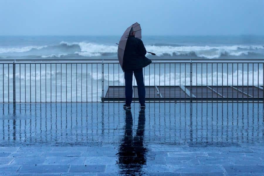 AEMET avisa de riesgo por fuertes lluvias, vientos y oleaje en diez provincias