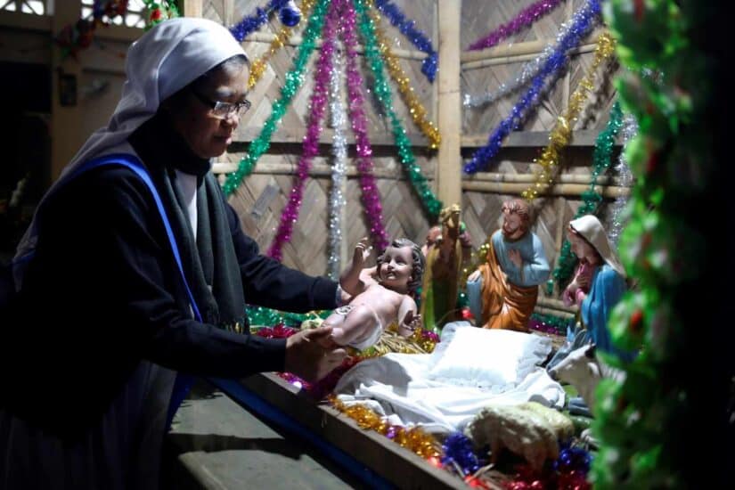 Una monja prepara un Nacimiento en una iglesia de Daca, capital de Bangladesh.
