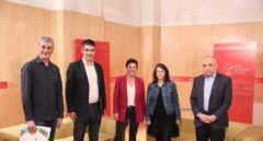 Sonrisas y rostros largos en la simbólica foto tras la reunión del PSOE con Bildu