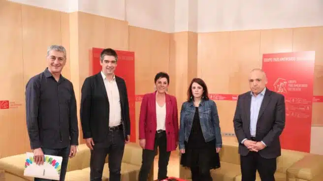 Sonrisas y rostros largos en la simbólica foto tras la reunión del PSOE con Bildu
