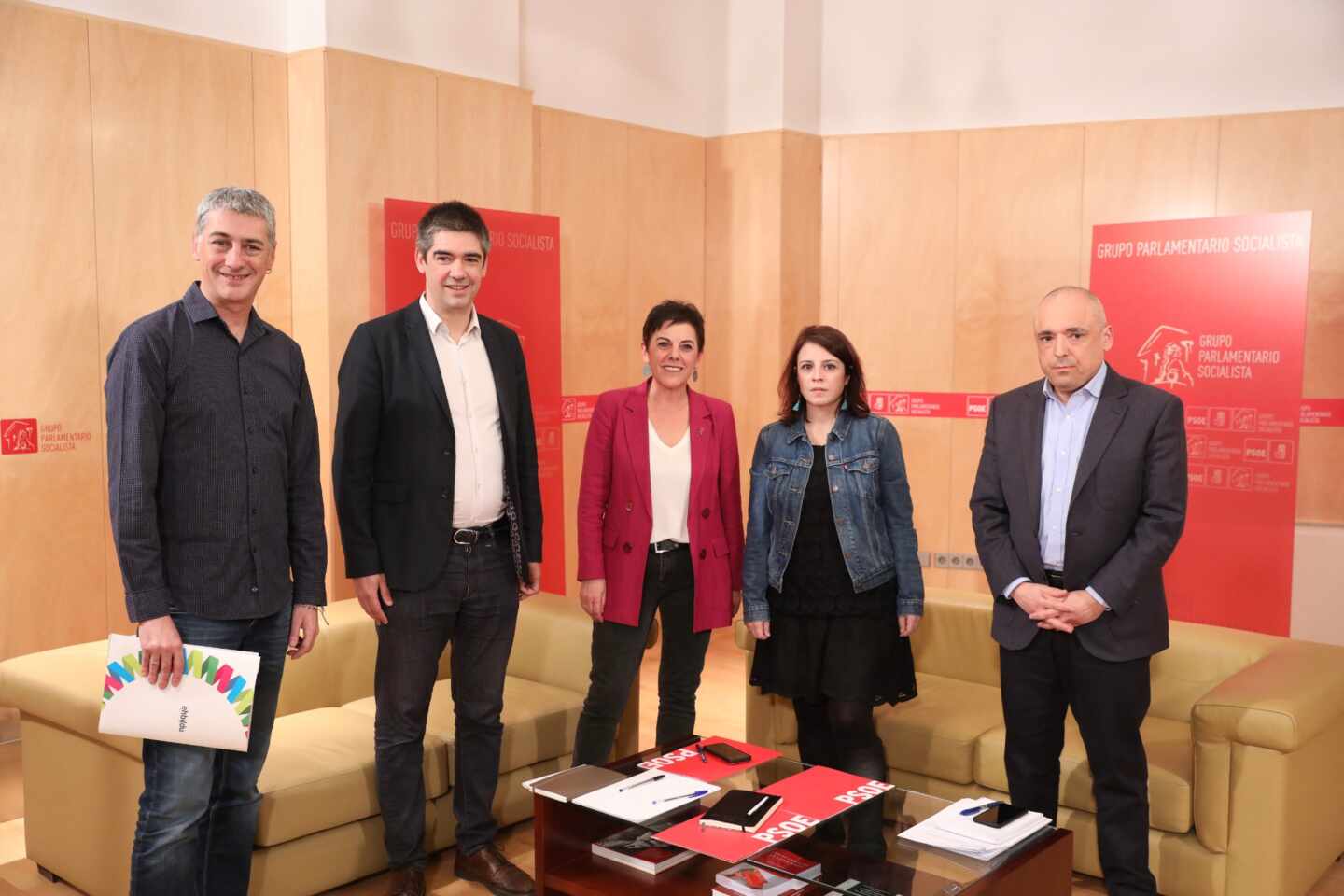 Sonrisas y rostros largos en la simbólica foto tras la reunión del PSOE con Bildu