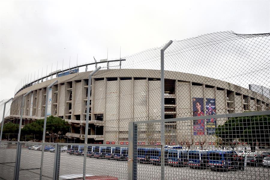 Furgones de los Mossos, preparados ante el estadio del Barcelona para el partido de este miércoles.