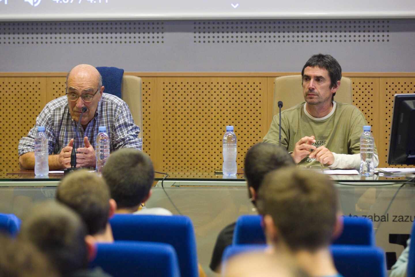 Abetxuko da su charla con el rechazo de las víctimas, entre ertzainas y cerca del monolito de Fernando Buesa