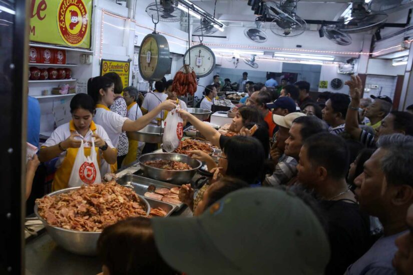 Miles de personas toman las calles y los mercados en Manila (Filipinas) para ultimar los preparativos de las cenas navideñas. Los negocios refuerzan sus plantillas para satisfacer el pico de demanda.