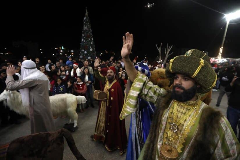 Cristianos palestinos participan en un desfile de Navidad en la ciudad de Zababda, una de las poblaciones de mayoría cristiana dentro del West Bank.