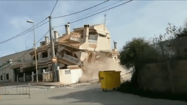Vídeo del derrumbe de una vivienda tras desalojar a ocho familias