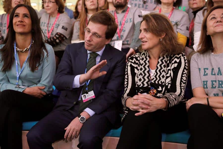 El alcalde de Madrid, José Luis Martínez-Almeida, junto a la ministra para la Transición Ecológica, Teresa Ribera. 