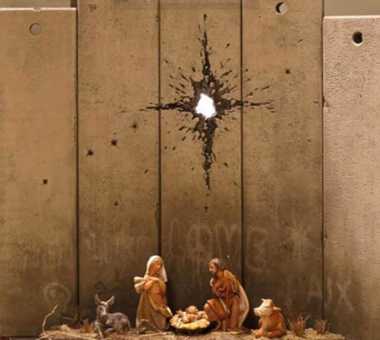 Banksy presenta su belén particular con un agujero de bala
